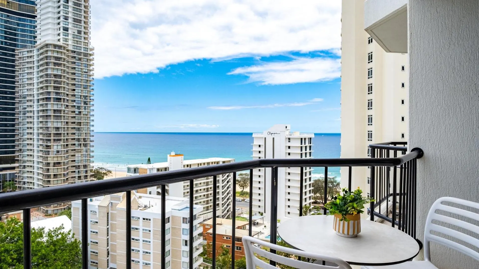 Ocean Front Studio, 2Beds, Free Wi-Fi Gold Coast Australia